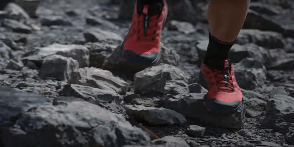 Gros plan sur une paire de chaussures de trail