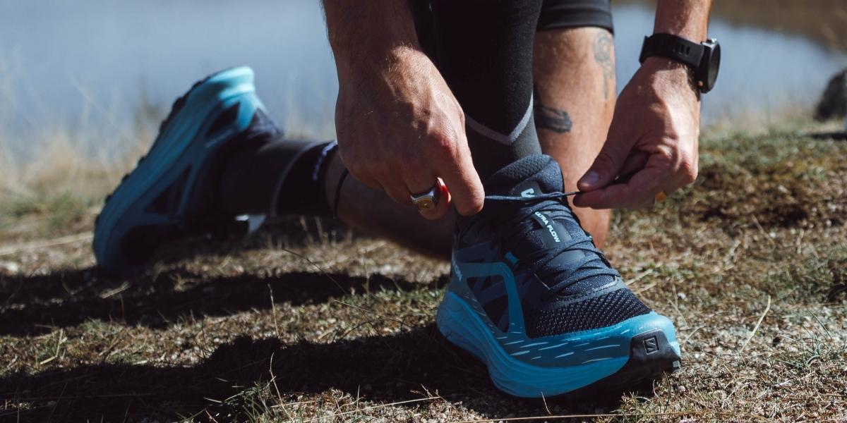Coureur en pleine action sur un sentier de trail, gros plan sur la chaussure